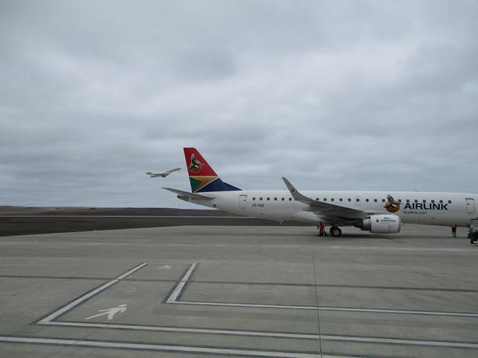 Photo of an Airlink E190 aircraft in the foreground with a Global Express aircraft having just got airbourne in the background